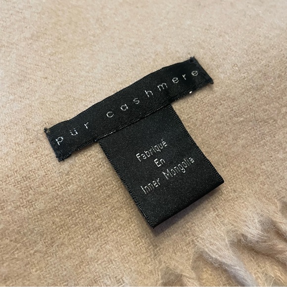 Tan pure cashmere scarf with fringe. - Picture 2 of 3